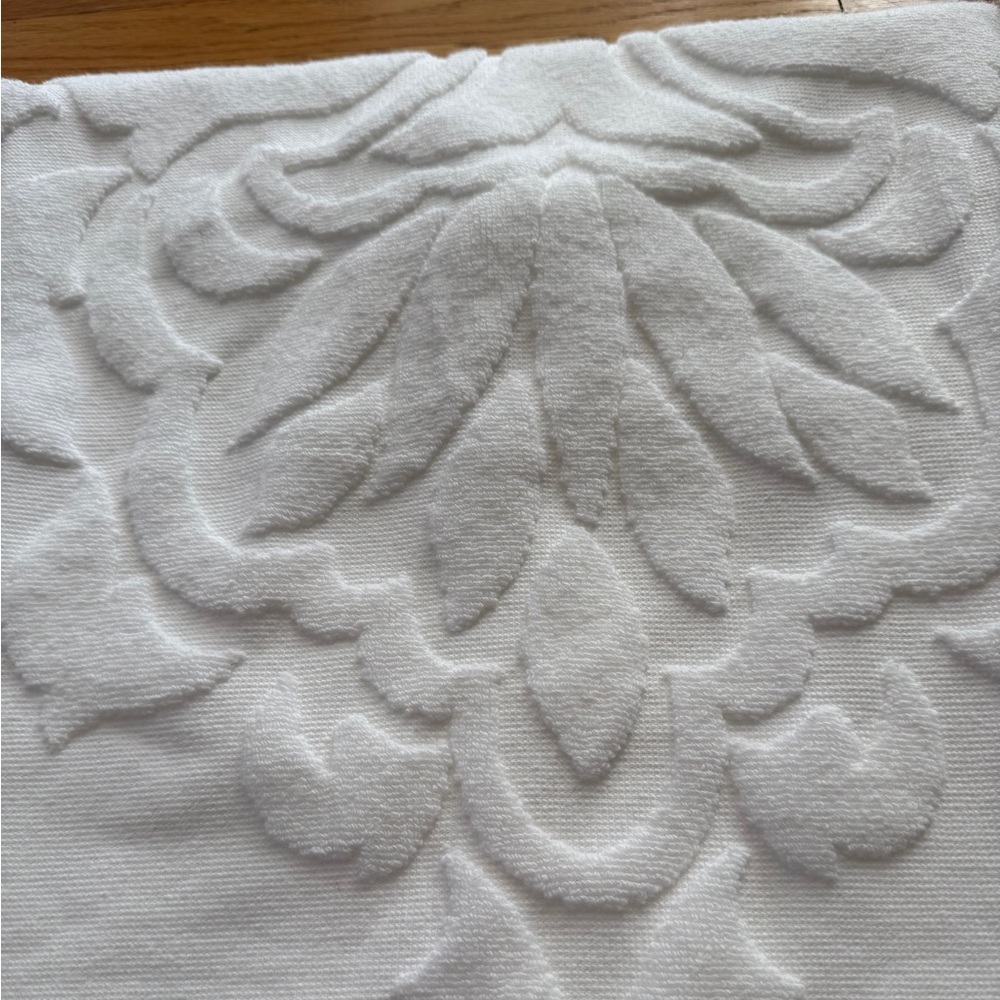 Frontgate Resort Sculpted Bath Towel - NWT - Picture 5 of 15